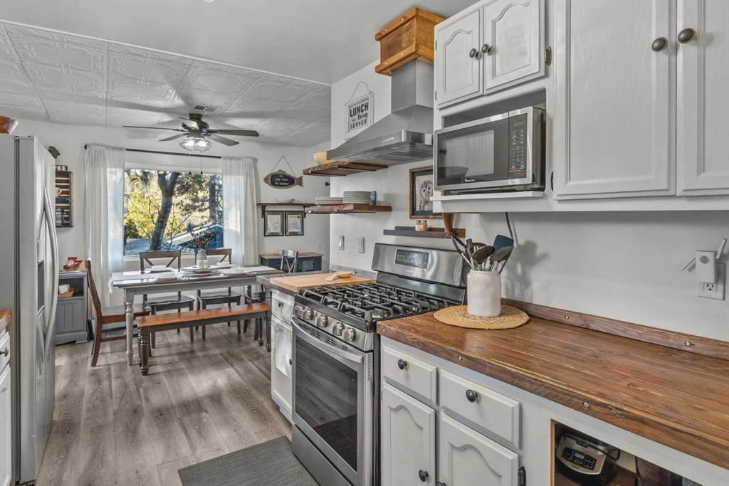 The Lake House Crestline Rum bild